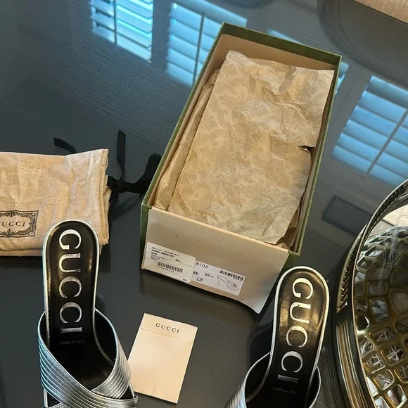 Gucci Logo Nappa Silk Metallic Leather Sandals in Argento - Picture 9 of 9